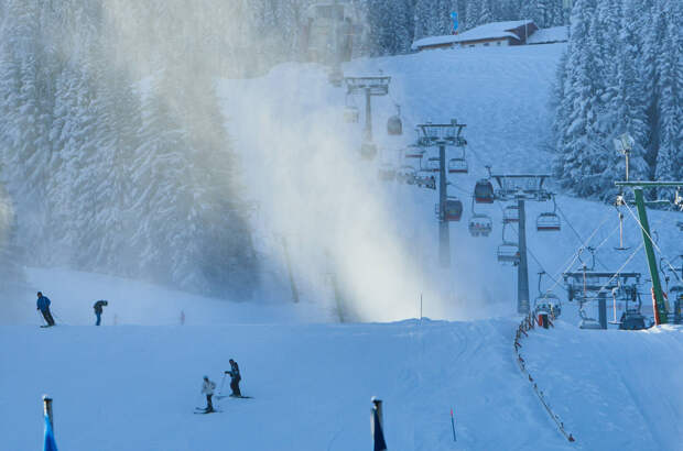 Лавина унесла жизни двух туристов на горнолыжном курорте в Европе