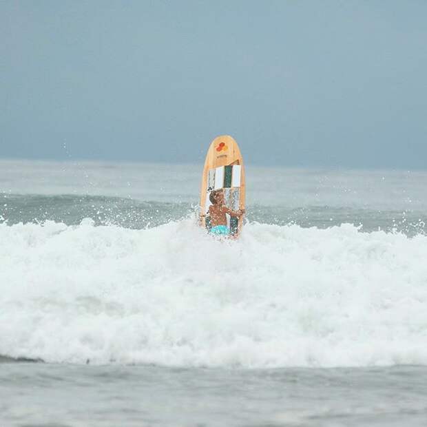 3-летняя дочь Тимати одна катается на серфе в океане