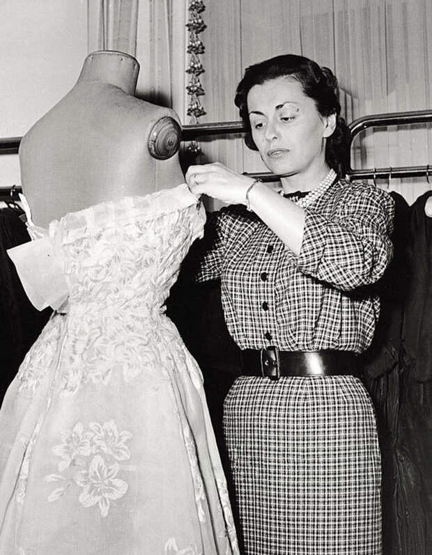 Ирен Голицина за работой в своем ателье, 1950-е