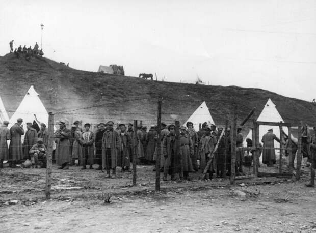 Большевистские военнопленные в лагере для заключенных в Троицке