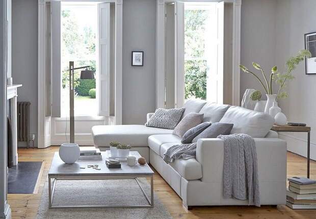 Давайте рассмотрим одну из самых дерзких идей в выборе мебели – белый диван. И разберемся, стоит ли рисковать и включать его в свой интерьер, и какие факторы следует учитывать.-2