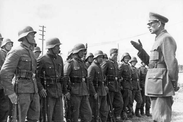 Генерал Власов и солдаты РОА. Источник: commons.wikimedia.org Генерал Власов и солдаты РОА. Источник: commons.wikimedia.org