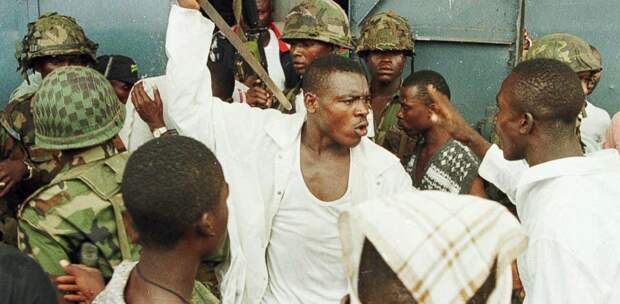 Он шел в бой голым и ел человеческие сердца. Жуткая и кровавая история либерийского «Генерала без Штанов»