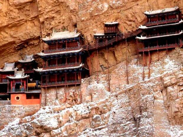 Пять самых недоступных монастырей мира (26 фото)