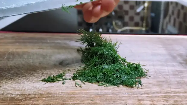 Наш новый рецепт салата со шпротами уже разошелся по всем знакомым. Готовили как быструю закуску для гостей и не промахнулись