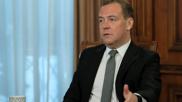 Медведев: Около тысячи контрактников и добровольцев вступают в ВС РФ ежесуточно