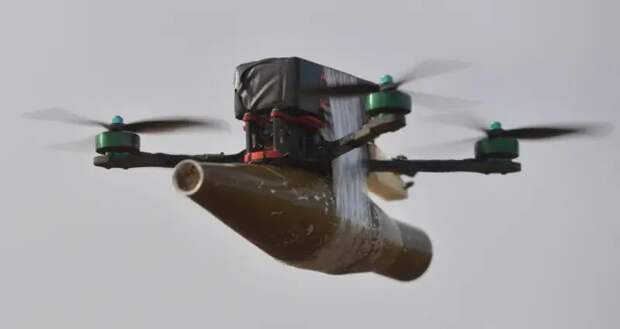 Опубликованы кадры поражения FPV-дроном большого линейного буксира ВСУ на Днепре