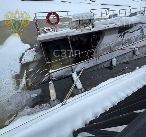 В Петербурге частично затопило судно на набережной