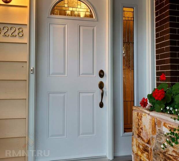 Белая входная дверь — классический и стильный выбор