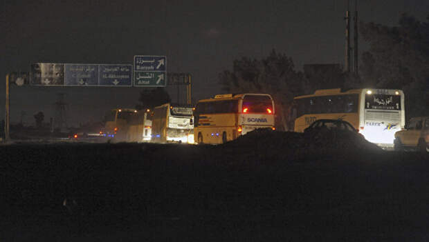 Колонна автобусов с боевиками и членами их семей покидает Восточную Гуту в напривлении города Идлиб. Архивное фото