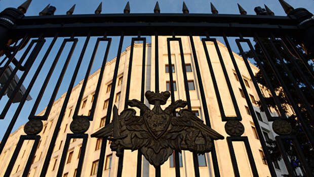 Герб на ограде здания министерства обороны РФ на Арбатской площади в Москве. Архивное фото