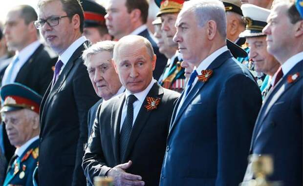 На фото: президент Сербии Александр Вучич, ветеран Великой Отечественной войны, член комитета Совета Федерации по экономической политике Владимир Долгих, президент России Владимир Путин и премьер-министр Израиля Биньямин Нетаньяху (слева направо)