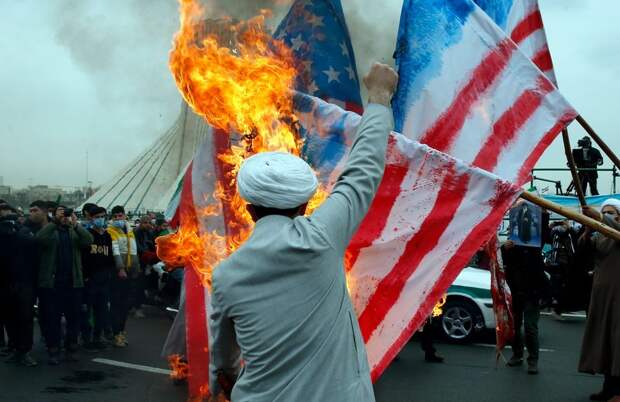 NYT: Иран может ответить прокси-атаками на посольства и базы США