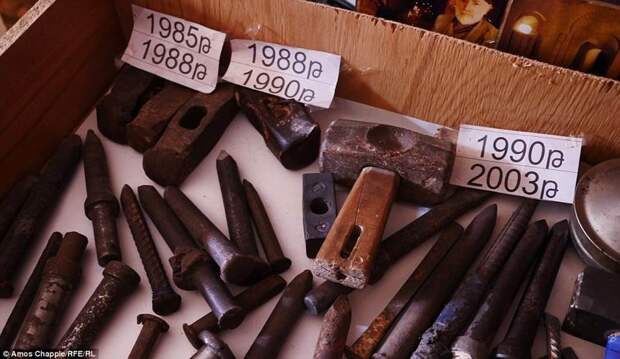 Экспозиция музея - ржавые инструменты Левона армения, интересно, мастер, музей, подвал, подземный, подземный дом, туристу на заметку