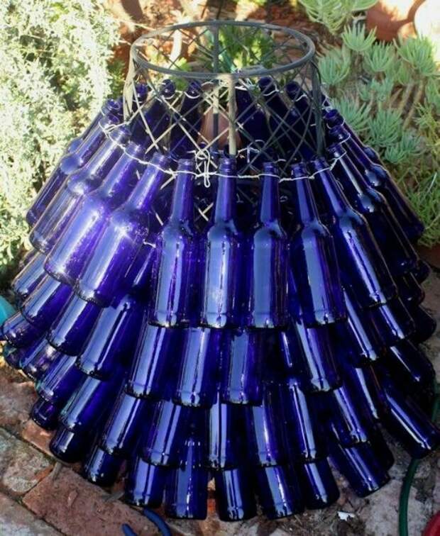 Синие бутылки в интерьере сада