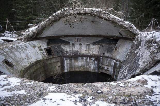 Затоплен водой и никому не нужен.
