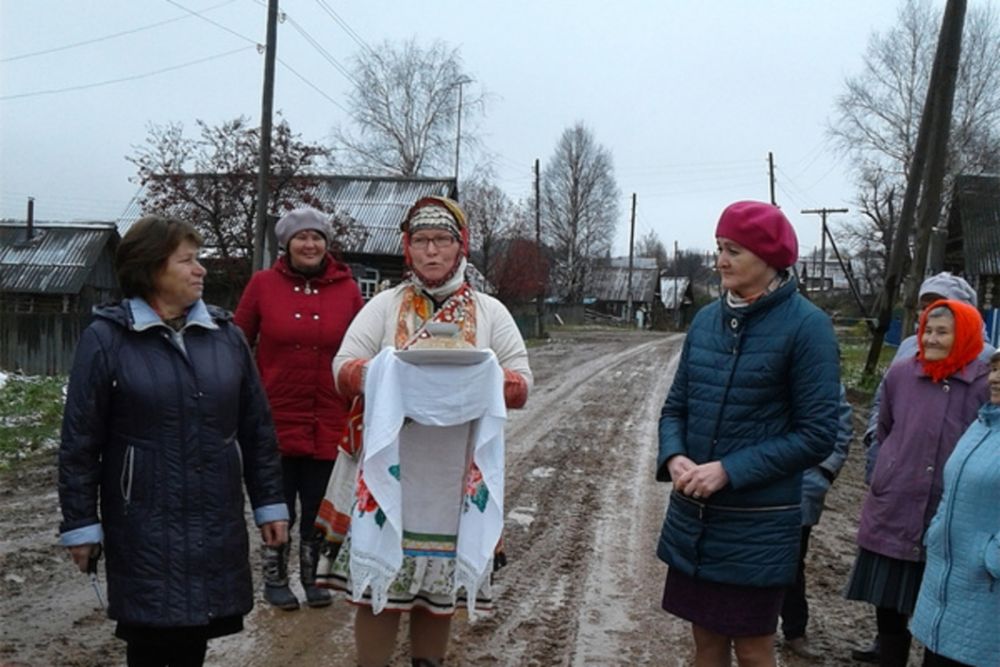 6 нелепых фото, на которых чиновники торжественно открывают окна и морги