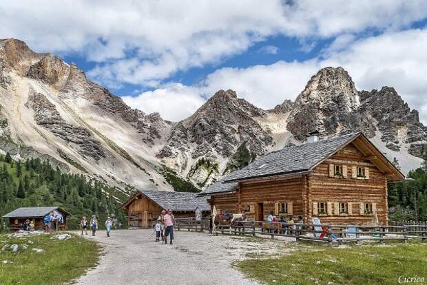 Сан-Виджилио-ди-Мареббе (San Vigilio di Marebbe) - очаровательная горная деревушка. (56 фото)