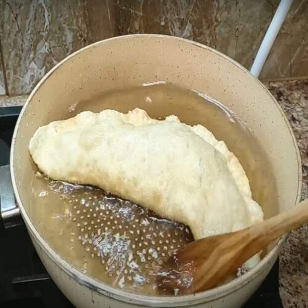 Чебуреки, от которых невозможно оторваться: рецепт идеального теста с хрустящей корочкой и воздушными пузырьками