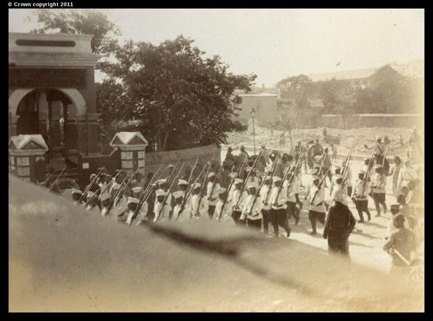 Союзные войска маршируют по Виктория-роуд