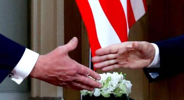 рукопожатие США заключили сделку с Россией о покупке двигателей для ракет