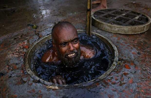 Десятки канализационных чистильщиков ежегодно гибнут в Бангладеше бангладеш, дакка, канализация, мир, работа, сток, фотография