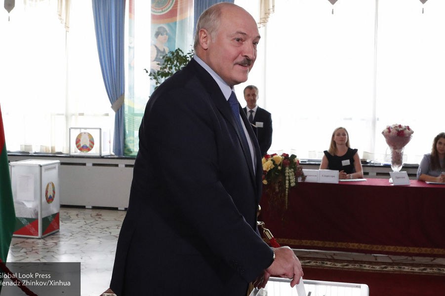 Лукашенко голосует.png Лукашенко голосует.png