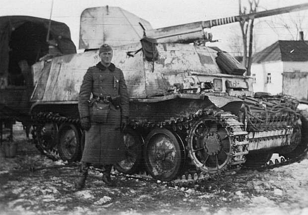Немецкий офицер рядом с легкой противотанковой самоходной-артиллерийской установкой «Мардер II» (7.62-cm-Pak (r) auf Fahrgestell Pz.Kpfw.II (Sf), Sd Kfz132 (Marder II)) на Восточном фронте. Великая Отечественная Война, СССР, военная техника, германия
