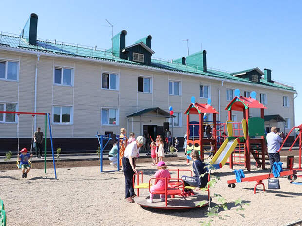 «Для детей нет места ни в саду, ни в школе»: переселение горожан в деревню обернулось коллапсом