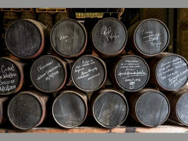 Финальное купажирование. Одновременно на фабрике находятся тысячи бочек с купажами рома в различных точках выдержки. Мастера рома смешивают их, чтобы создать финальный купаж — toque final («финальный штрих»).