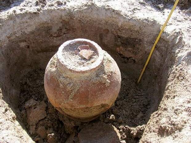 Найденный во время раскопок в Арал-асаре кувшин