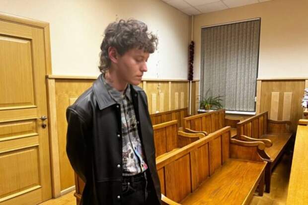 Певец Шарлот в колонии поет патриотические песни