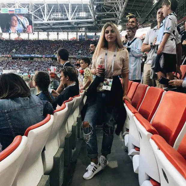 Симпатичные девушки на ЧМ по футболу 2018 (25 фото)