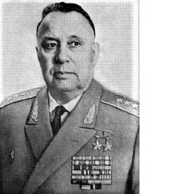 Дважды Герой Советского Союза генерал-полковник танковых войск в отставке Архипов Василий Сергеевич. Середина 1970-х гг.