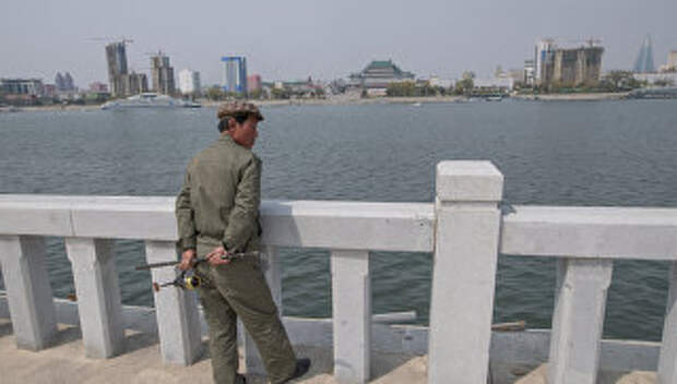 На набережной Тэдонган в Пхеньяне. Архивное фото