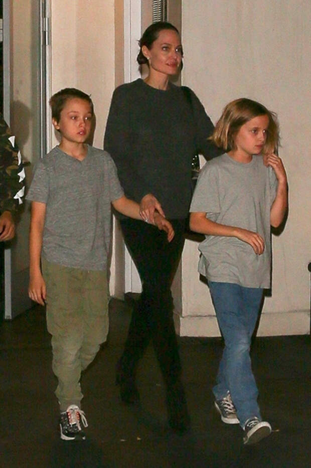 Анджелина Джоли с Вивьен и Ноксом