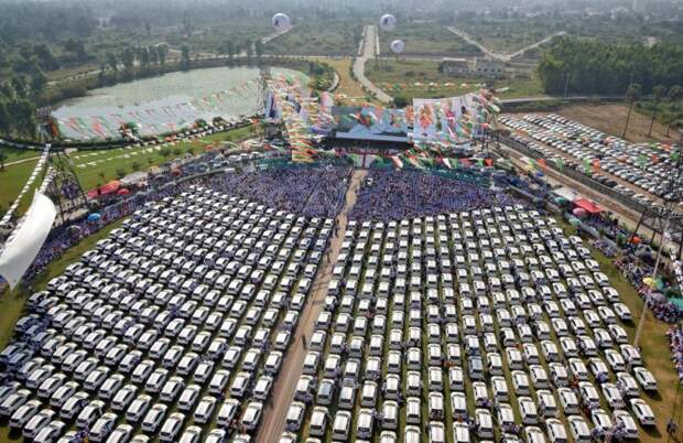 Алмазный магнат подарил сотрудникам 600 автомобилей Maruti Suzuki
