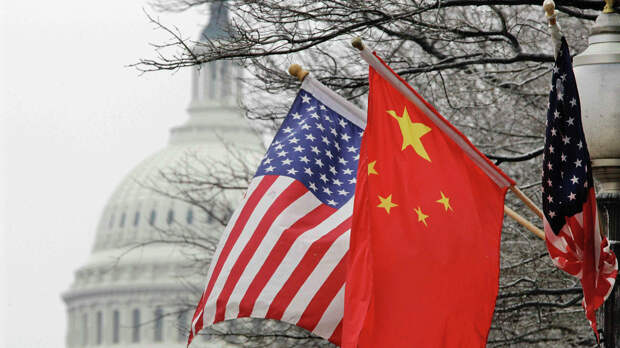 Флаги США и Китая на фоне здания Конгресса США в Вашингтоне - РИА Новости, 1920, 05.09.2020