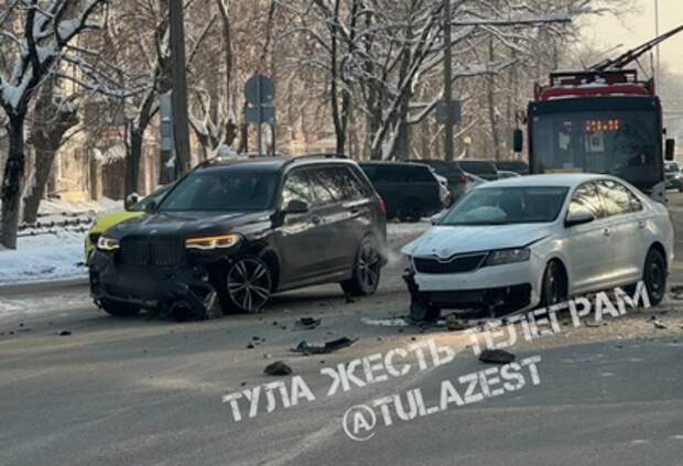 На Первомайской улице в Туле столкнулись две иномарки