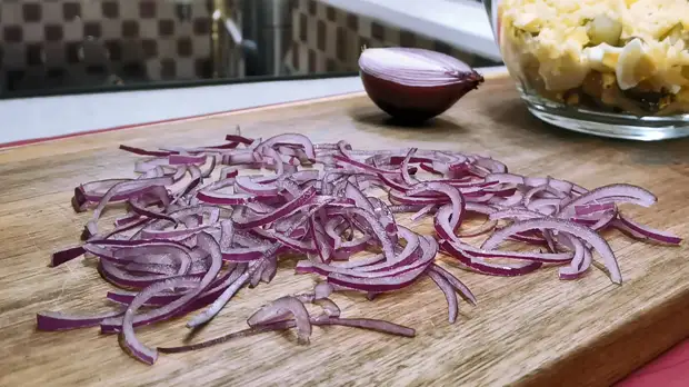 Наш новый рецепт салата со шпротами уже разошелся по всем знакомым. Готовили как быструю закуску для гостей и не промахнулись