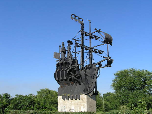 File:History of transport monument, steamship, Togliatti, Russia.JPG