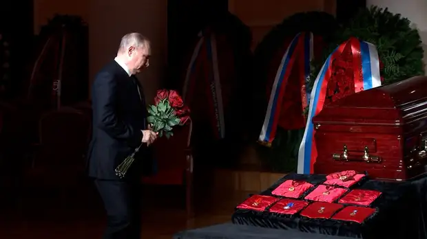 Песков объяснил, почему Путин приехал на прощание с Жириновским раньше