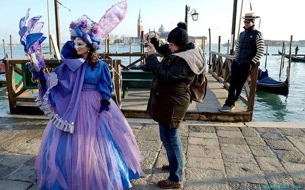 В Венеции проходит костюмированный праздник – Венецианский карнавал. 