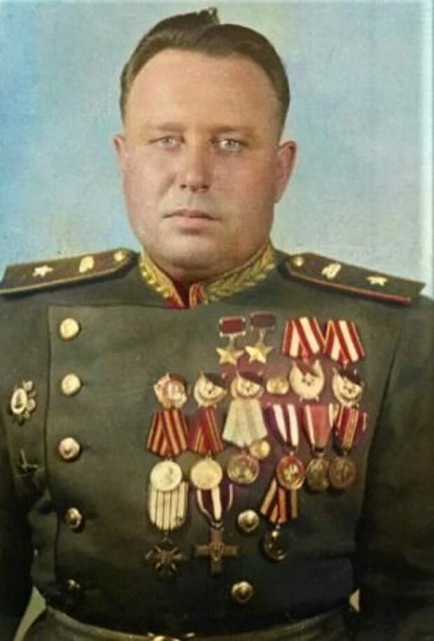 Дважды Герой Советского Союза гвардии генерал-майор танковых войск Архипов Василий Сергеевич. Июнь 1945 года.