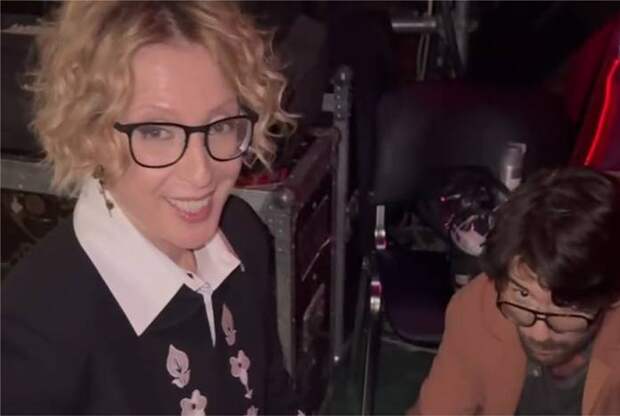 Ведущая шоу «Голос» упала со сцены во время съемок