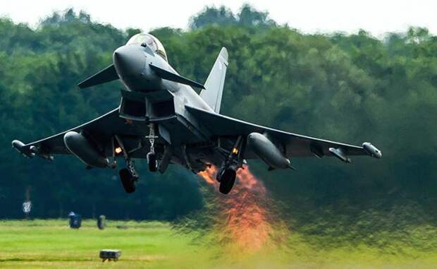 На фото: многоцелевой истребитель четвёртого поколения Eurofighter Typhoon