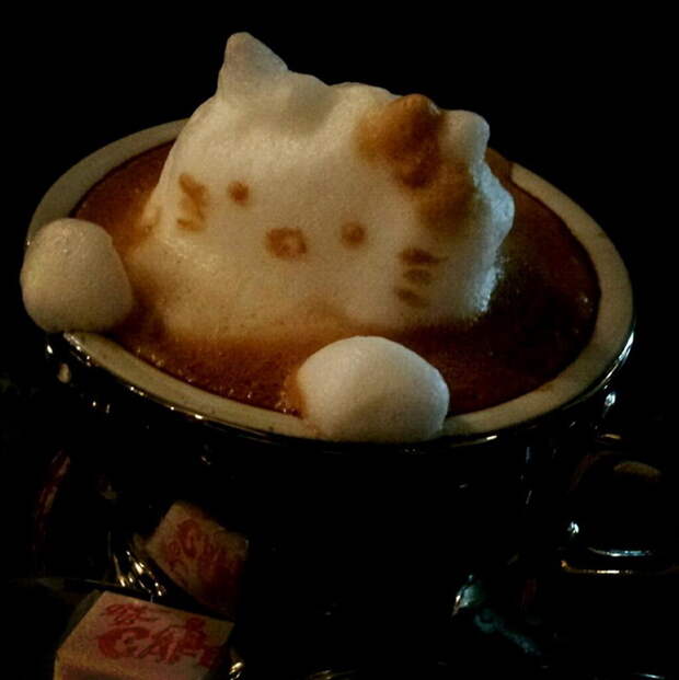 Кошечка Hello Kitty из кофейной пенки от Казуки Ямамото