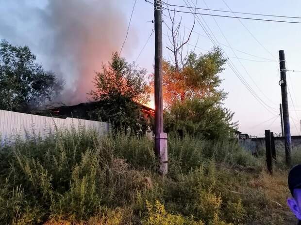 Частный дом загорелся в районе Пожарки