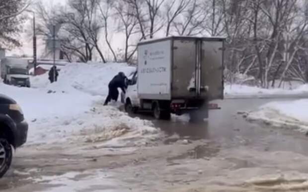 В Рязани подтопило улицы из-за прорыва трубы
