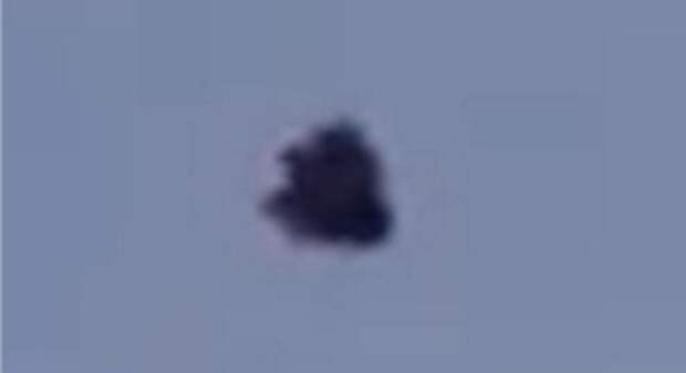 Черный НЛО целый день парил в небе над Колумбией (ВИДЕО)